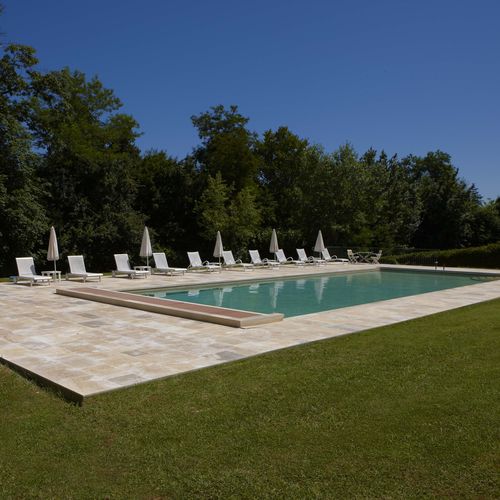 Bordo di piscina in pietra naturale - AUBEROCHE BOURIANE - GRENAILLÉE BROSSÉE - OCCITANIE PIERRES - antiscivolo / d'angolo