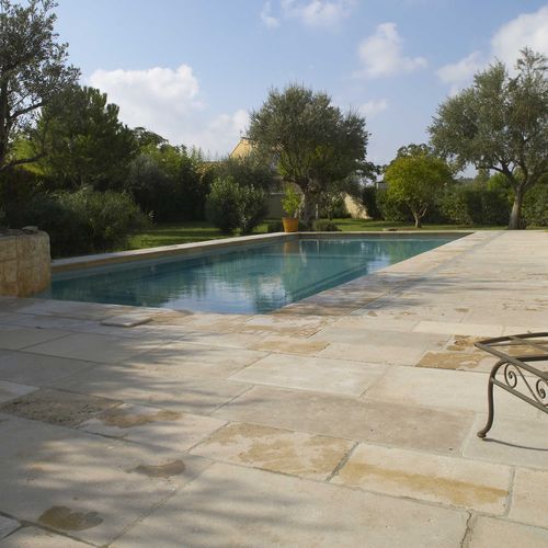 Lastricato in pietra naturale - AUBEROCHE BOURIANE - RUSTIQUE - OCCITANIE PIERRES - da esterno / per bagnasciuga di piscina / per piscina
