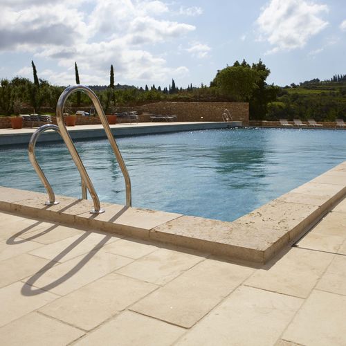 Bordo di piscina in pietra naturale - AUBEROCHE CHATAIGNE - OCCITANIE PIERRES - antiscivolo / d'angolo