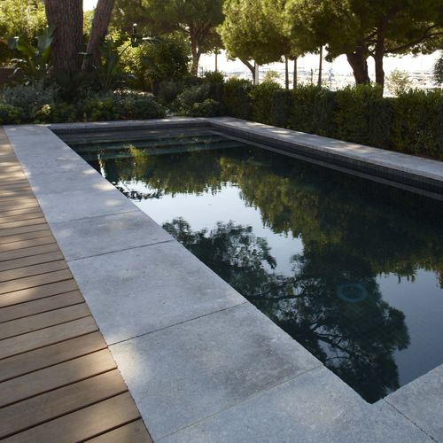 Bordo di piscina in pietra naturale - AUBEROCHE MANGANESE - RUSTIQUE - OCCITANIE PIERRES - antiscivolo / d'angolo