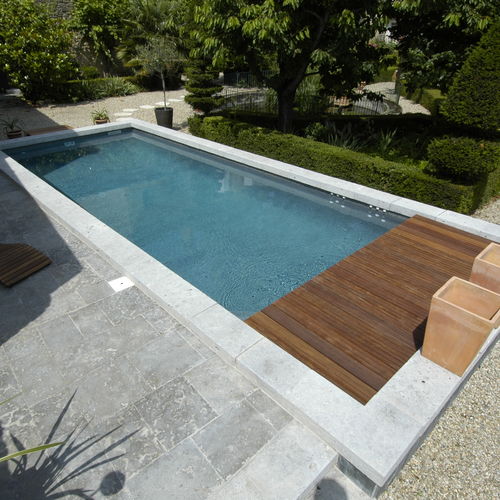 Bordo di piscina in pietra naturale - AUBEROCHE MANGANESE - RUSTIQUE - OCCITANIE PIERRES - d'angolo