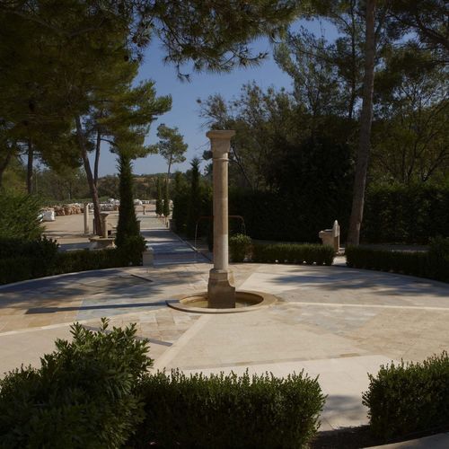 Fontana pubblica - AUBEROCHE BOURIANE - OCCITANIE PIERRES - in pietra calcarea / in stile