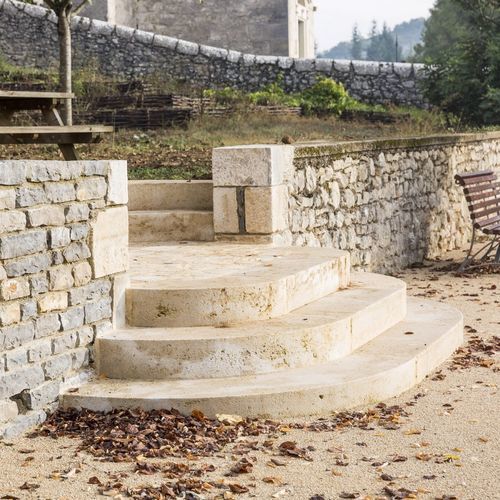 Scala dritta - AUBEROCHE - OCCITANIE PIERRES - con gradini in pietra / in calcestruzzo / per uso residenziale