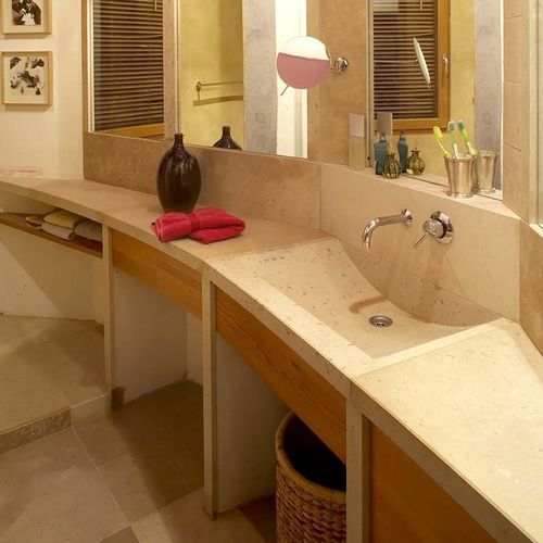 Lavabo integrato - AUBEROCHE CENDRÉE - OCCITANIE PIERRES - in pietra / con piano integrato / curvo
