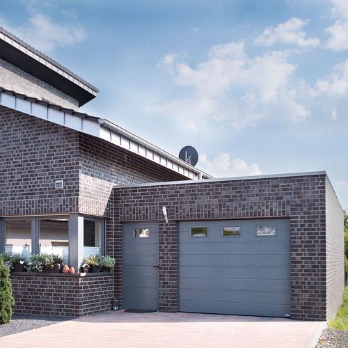 Porta sezionale per garage - Novoferm - in okoumé / in pino / in legno con vernice di protezione