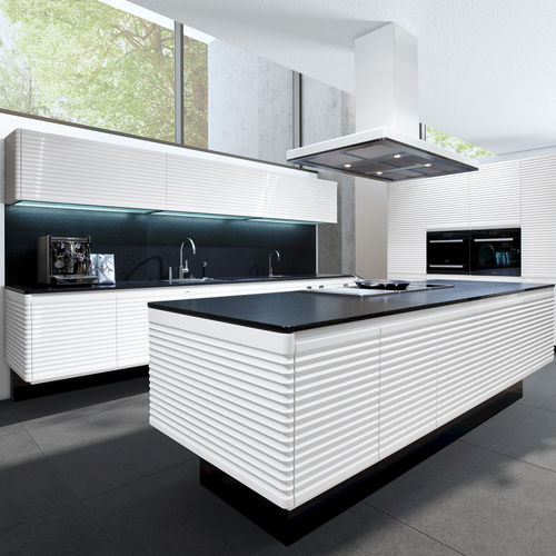 Cucina contemporanea - LA CURA - Allmilmö - in legno laccato / con isola / senza maniglie