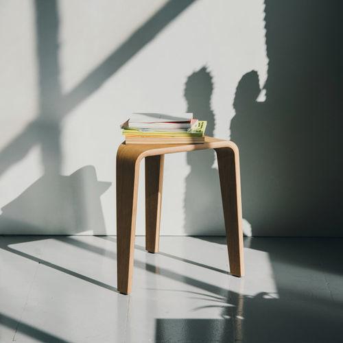 Tavolo d'appoggio contemporaneo - PLY - Arper - impiallacciato in legno / in rovere / con supporto in legno impiallacciato