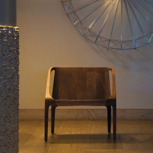 Poltrona contemporanea - LOFT - BERNHARD design - in noce / in legno massiccio / in legno oliato
