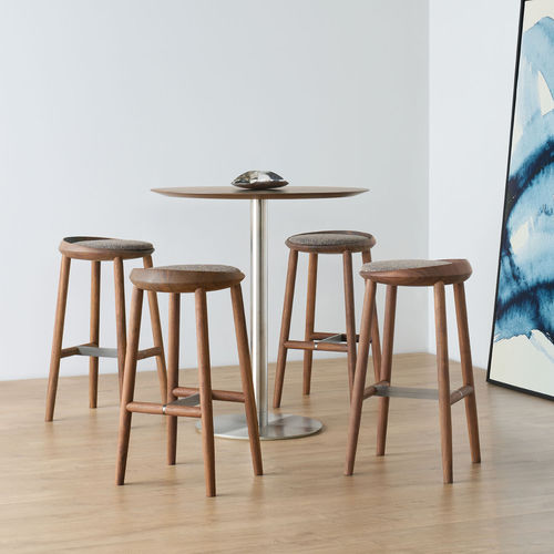 Sgabello da bar contemporaneo - LARGO - BERNHARD design - in pelle / in tessuto / con supporto in legno massiccio