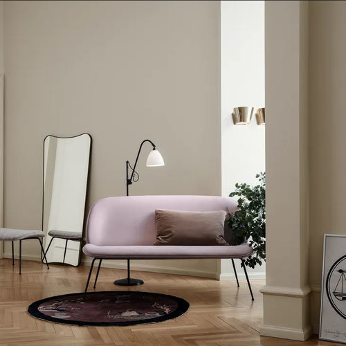 Divano contemporaneo - BEETLE - GUBI - in tessuto / ergonomico / marrone