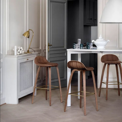 Sgabello da bar contemporaneo - 3D - GUBI - in pelle / in legno / con supporto in legno