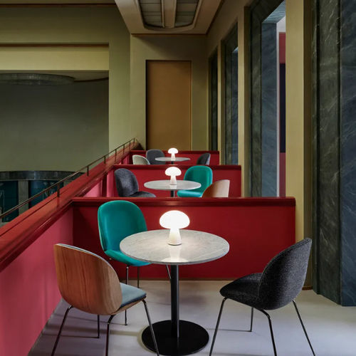 Tavolo contemporaneo - 1.0 - GUBI - in rovere / con supporto in marmo / circolare