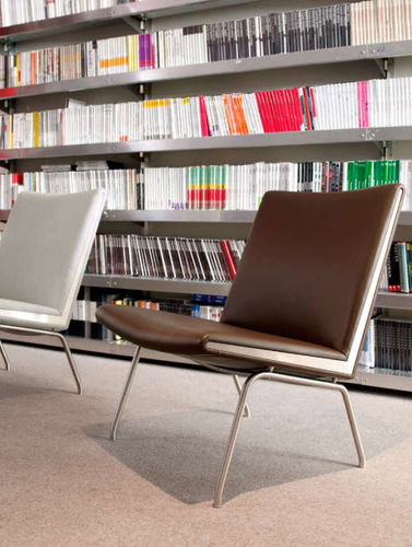 Chauffeuse contemporanea - CH401 - Carl Hansen & Son - in pelle / di Hans J. Wegner