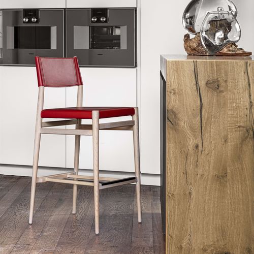 Sedia alta design scandinavo - LEDERMANN - ENRICO PELLIZZONI - da interno / in pelle / con supporto in frassino