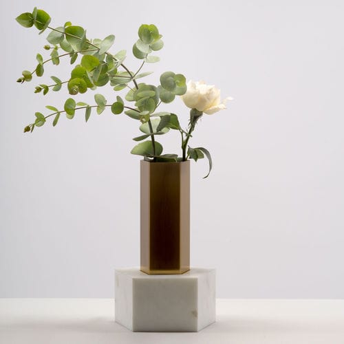 Vaso contemporaneo - FOUNDATION III - karen chekerdjian - in ottone / in marmo