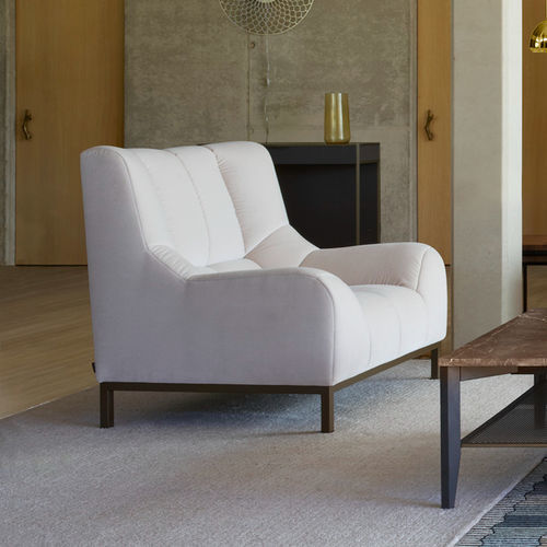 Poltrona contemporanea - PHILEAS - Ligne Roset - in pelle / in schiuma di poliuretano / in tessuto