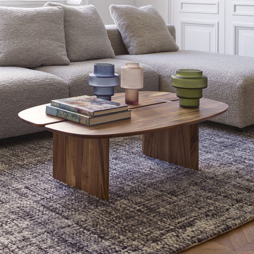 Tavolino basso design originale - INTERVALLE - Ligne Roset - in legno massiccio / con supporto in legno massiccio / ovale