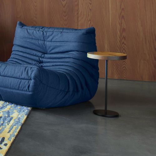 Tavolo d'appoggio design originale - CHANTERELLE - Ligne Roset - in noce / con supporto in acciaio cromato / rotondo