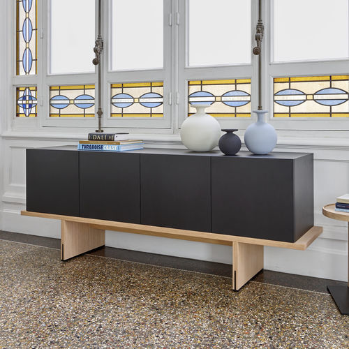 Credenza contemporanea - KARUMA - Ligne Roset - impiallacciata in legno / in rovere sbiancato / con ante battenti