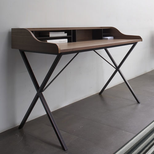 Scrivania da terra - URSULINE - Ligne Roset - contemporanea / in legno laccato / dritta