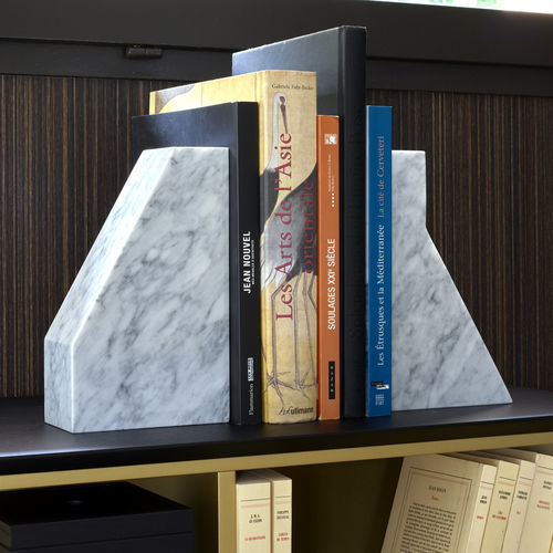 Fermalibro in marmo di Carrara - LITHOS - Ligne Roset