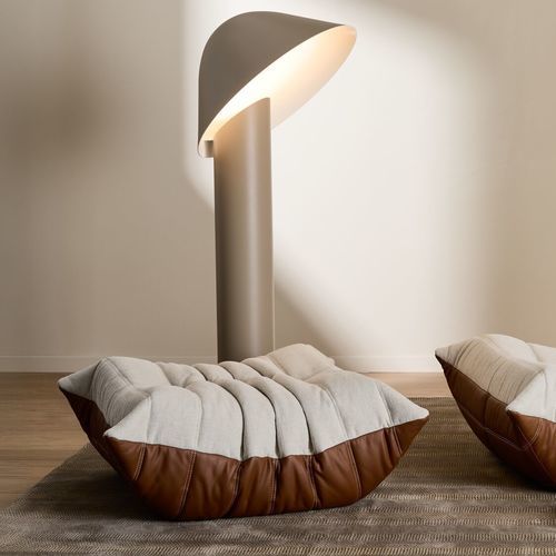 Ottomana contemporanea - TOGO BOSS - Ligne Roset - in pelle / in tessuto / in schiuma di poliuretano