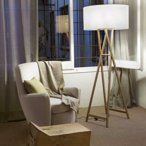 Lampada da terra - CALA - Marset Iluminacion - in rovere / in poliestere / contemporanea