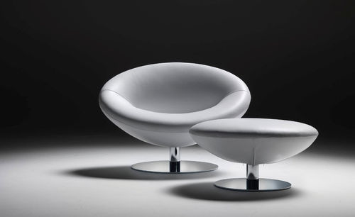 Poltrona contemporanea - DOUBLE LIFE - Meritalia - in pelle / con base centrale / girevole
