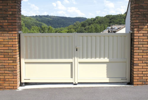 Cancello battente - CONTEMPORAIN : DESIRADE - Horizal - in alluminio / a sbarre / a motore