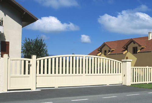 Cancello scorrevole - CONTEMPORAIN : HALVO - Horizal - in alluminio / a sbarre / a motore