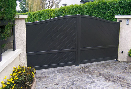 Cancello battente - CONTEMPORAIN : LIMNOS  - Horizal - in alluminio / a lamelle / a motore