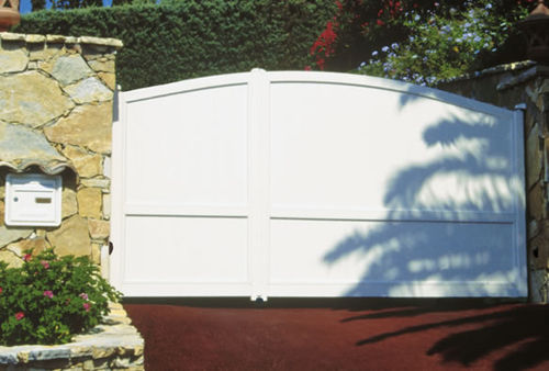 Cancello battente - CONTEMPORAIN : KITNOS - Horizal - in alluminio / a lamelle / a motore
