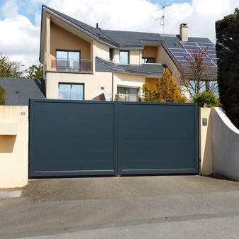 Cancello battente - CONTEMPORAIN : MAHE - Horizal - scorrevole / in alluminio / a lamelle