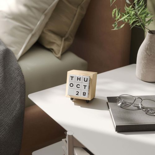 Scultura in legno - PLAY DATE CALENDAR - Umbra - da appoggio / contract / bianca