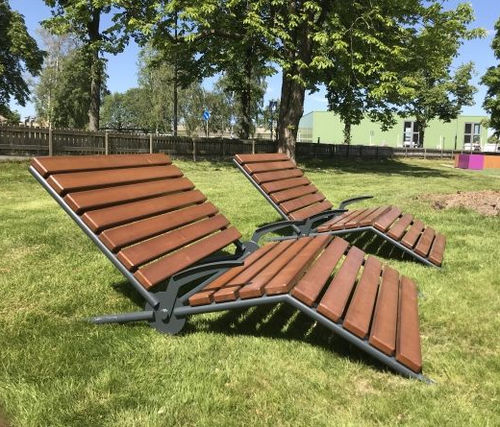 Sdraio da esterno - MONTPELLIER - Lars Laj - contemporaneo / in legno / in acciaio