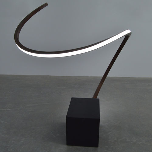 Lampada da terra - HOXY - KISSA LAMPS - in alluminio estruso / in laminato / design originale