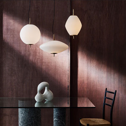 Lampada a sospensione - NOVA - J. Adams & Co. - in ottone / in vetro soffiato / in vetro opalescente