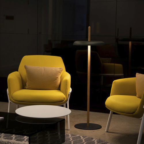 Lampada da terra - NIVÉL  - Pablo Designs - in acciaio con rivestimento a polvere / in rovere / in noce