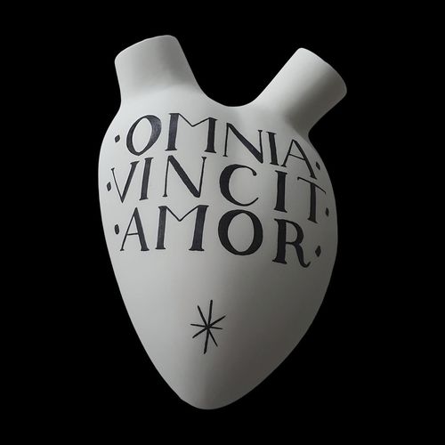 Vaso contemporaneo - OMNIA VINCIT AMOR - ELICA STUDIO - in porcellana / fatto a mano / per muro