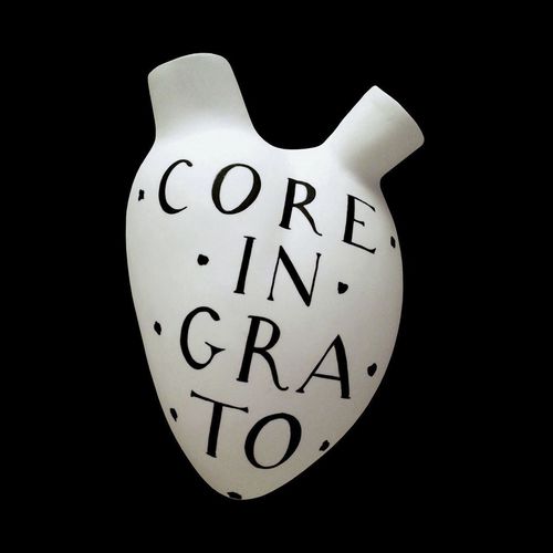 Vaso contemporaneo - CORE INGRATO - ELICA STUDIO - in porcellana / a muro / fatto a mano