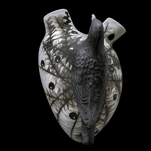 Vaso contemporaneo - RARA NIGRA AVIS - ELICA STUDIO - in porcellana / per muro / fatto a mano