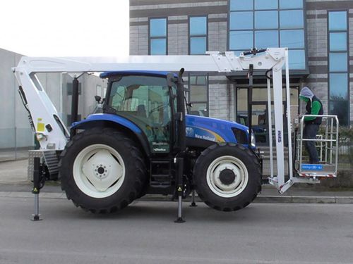 Piattaforma telescopica montata su trattore - STR 20 - Safi Group srl - per zone pericolose / per disabili / per copertura