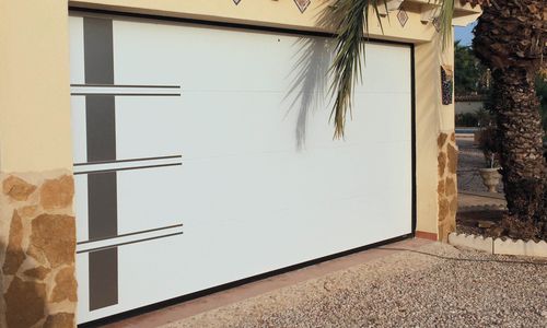 Porta sezionale per garage - VILLA - USINE-ONLINE - in acciaio / in schiuma di poliuretano / automatica