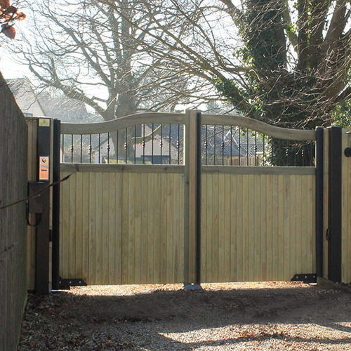 Cancello battente - COURTYARD  - Jacksons Fencing - in acciaio galvanizzato / in legno / a lamelle
