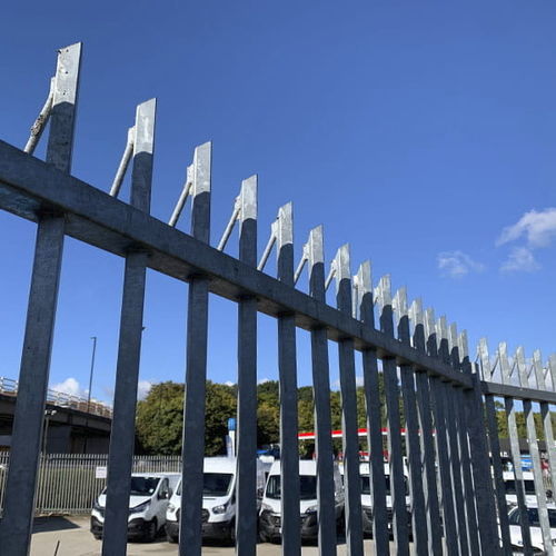 Recinzione a maglia saldata - BARBICAN® BARBED TOP - Jacksons Fencing - residenziale / professionale / industriale