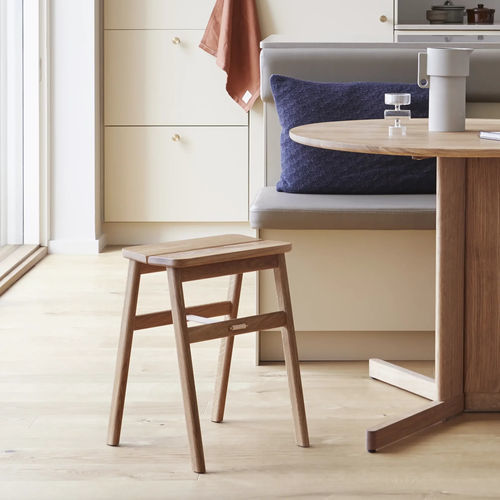 Sgabello contemporaneo - Angle  - FORM & REFINE - in rovere / in legno oliato / con supporto in quercia