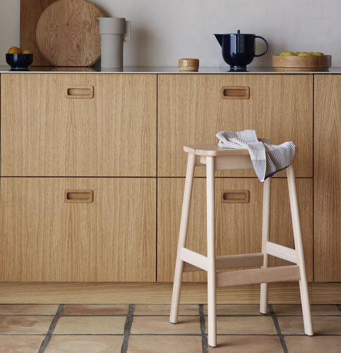 Sgabello da bar contemporaneo - Angle Standard 65 - FORM & REFINE - in faggio / in legno laccato / con supporto in faggio