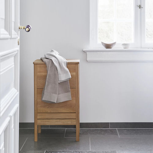 Cesto per biancheria in rovere - A Line - FORM & REFINE - in rovere bianco / in MDF / impiallacciato in legno
