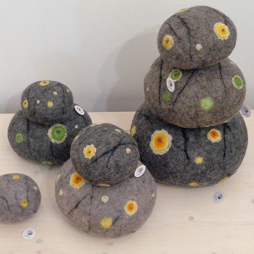 Pouf contemporaneo - MOSS - Katsu Stones - in lana / tondo / fatto a mano