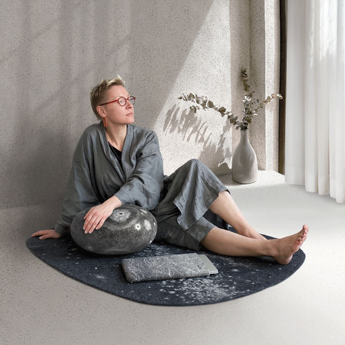 Pouf contemporaneo - WELLNESS KIT - Katsu Stones - in lana / tondo / fatto a mano